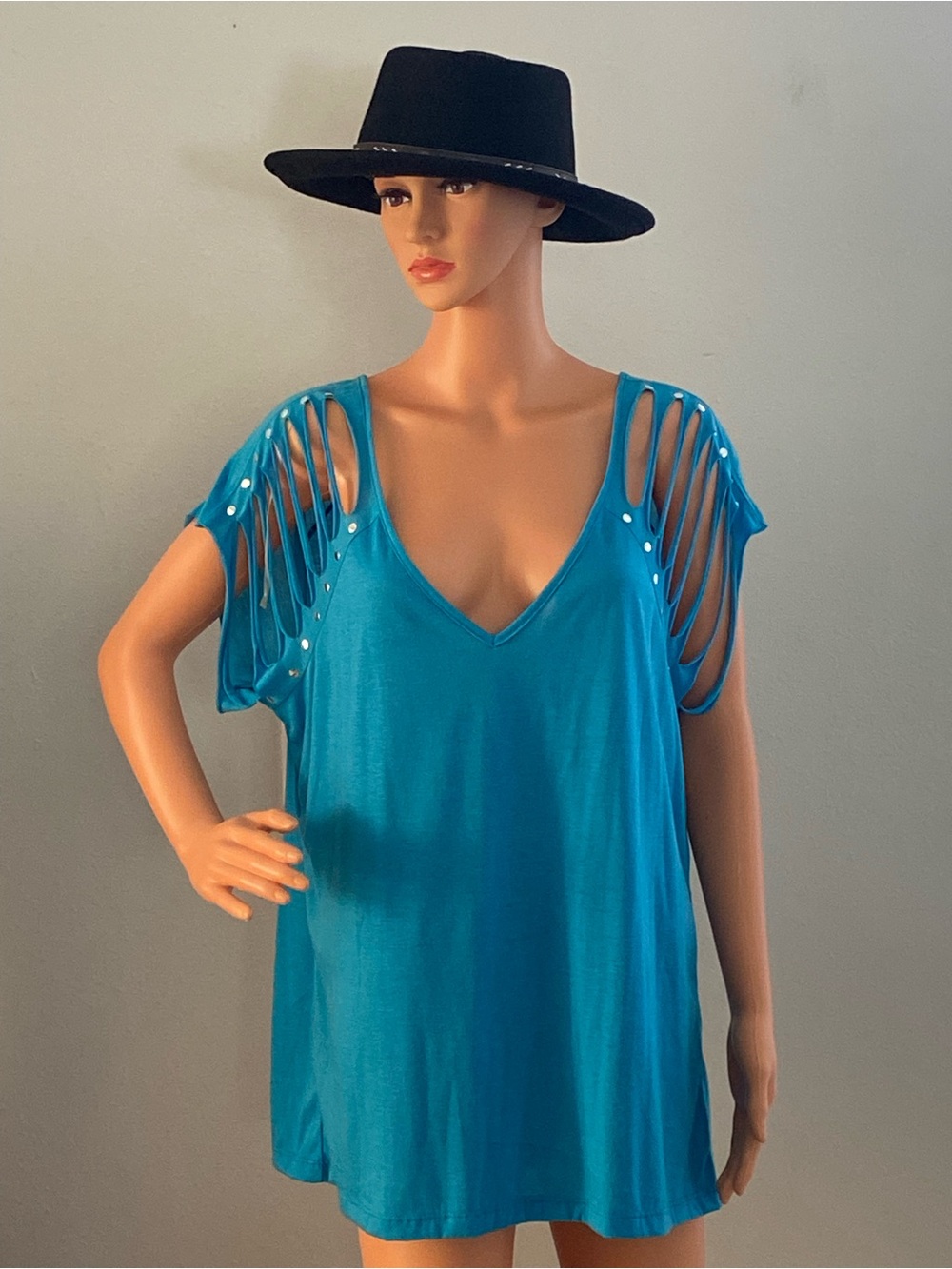 MISS MAJESTY V-NECK TUNIC TOP WITH CUTOUT STUDDED SHOULDERS